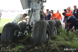 沙特航空一客机冲出跑道 起落架陷入草坪图片