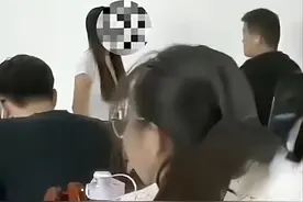 安徽某大学女生拿书占座，遭男生用书砸脸发生推搡，校方：暂未收到反馈，不允许占座图片