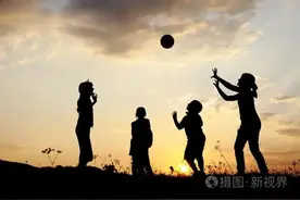 小学生玩游戏将围观同学撞骨折，家长和学校要担责吗？判了！图片