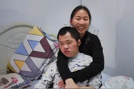 27岁女孩每晚和23岁弟弟同睡，至今不找男友：就想和弟弟过一辈子图片