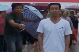 2012年，被拐19年的儿子找回，见到父亲号啕大哭：爸，我妈被杀了图片