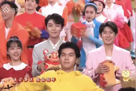 王俊凯王源春晚开场同框合体！网友：离TFBOYS合体只差千玺图片