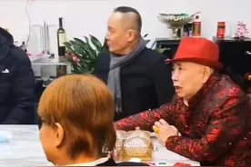 港圈黄金配角齐聚内地，73岁梁小龙金发戴墨镜，黄一飞老年斑明显图片