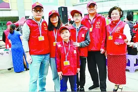 棒！一家六口都是志愿者，“奉献”是他们的好家风图片