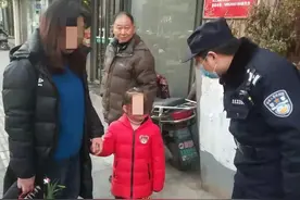 江苏镇江：热心大姐买菜“捡回”小女孩，警民携手送她回家图片