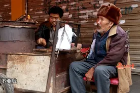 一辆烤红薯推车，牵动了无数人的心图片