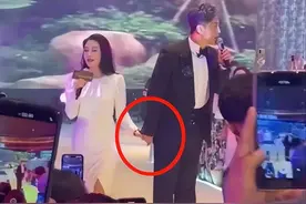 53岁毛宁与女富婆合唱一首歌赚150万，牵手拥抱满足富婆所有幻想图片
