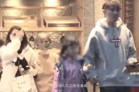 洪欣祖孙三代深夜吃日料，张丹峰紧牵彤彤手，每月工资仍上交毕滢图片