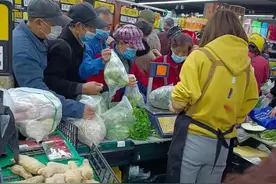 我弟媳妇真不讲人情，我去她店里买菜，她竟然让服务员收了我菜钱图片