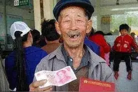 农村老农民每月一百块钱生活费够用吗？依靠儿女养老会幸福吗？图片