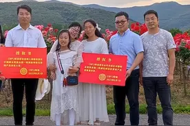 46岁余秀华一家三口出游，杨槠策只顾给娇妻撑伞遮阳，冷落了女儿图片