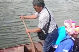 大爷带四位大妈划船，不料还没离岸小船就翻了图片