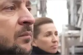 看着眼前的废墟，泽连斯基也眼框红润了，是鳄鱼的眼泪吗？图片