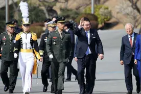 韩第一夫人闪耀军官毕业礼！蓝色西服套装太飒，和尹锡悦耳语超甜图片