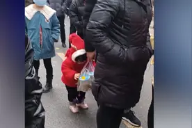 江苏萌娃排队做核酸，偷喝前面帅哥的奶茶，宝妈：尴尬到不想领走图片