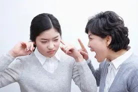 长大后“和妈不亲”的孩子，小时候就会有信号，妈妈需及时引导图片