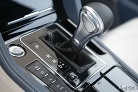 自动挡车型档把上的小按钮有什么用，什么时候需要按下呢？图片