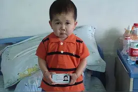 袖珍人吴康:33岁身高72厘米，手掌不足1个瓶盖大，靠拼图成功逆袭图片