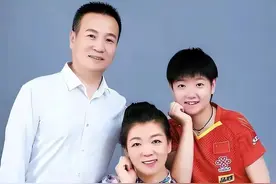 孙颖莎母女团聚，奔赴威海看望女儿，妈妈气质高贵，古典东方美人图片