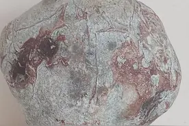 几年前捡的这块怪石头，紫红色的图案，紫红色的线条，难读懂图片