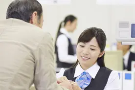 去银行取钱要留意，要牢记这四点，保证资金安全又节省大量时间图片