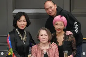 刘嘉玲一家为弟媳庆生，她戴大珠宝好隆重，母亲穿6万外套更抢镜图片