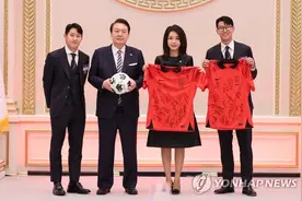 韩国总统设国宴为国足接风！孙兴慜给总统戴袖标，美貌夫人敬酒孙哥图片
