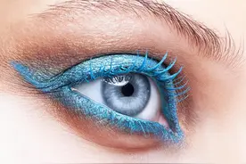 拥有着蓝色眼睛的男孩，晚上也能像白天一样看清事物图片