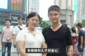 小伙与前夫长得很像，富婆一查竟是亲生儿子，那家中儿子又是谁？图片