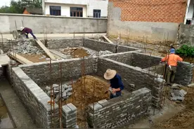 老人说：“宁住簸箕宅，不进背水屋”，背水房是什么房？图片