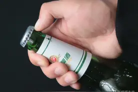 教你一个小方法，用打火机烧一下瓶盖，没有开瓶器，也能开啤酒图片
