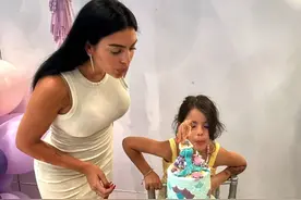 C罗为龙凤胎庆生，女友乔治娜穿奶白裙展曼妙身姿，胸前太沉重了图片