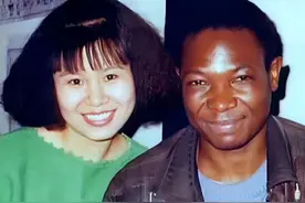 清华才女远嫁非洲,养十几个婆婆,和50多人睡一起,今成我国代言人图片