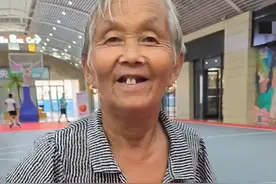 74岁大娘学投篮随手投中3分球：因腿脚不好，每天都去球场练一个半小时图片
