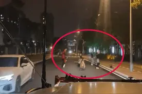 大妈们夜间在马路上跳舞，车主无奈绕行：她们看见车过来也不让，挺危险的图片