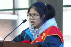 高考倒计时！高三女孩热血发言燃爆全场，有人称她表情难看，网友怒了图片