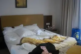 19年男子网购"小雨伞"，女老板上门教自己用，竟呵斥"赶紧滚"图片