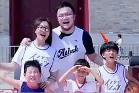 巴图晒合照被疑有仨儿子！长子神似爷爷英达，如今想看孙子遭拒绝图片