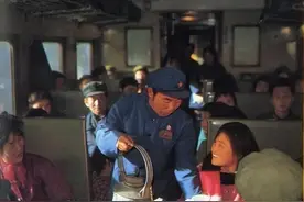 绿皮火车的回忆：八十年代打工人与春运，一辆列车看尽人间百态图片