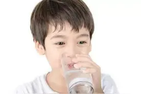白开水、矿泉水、纯净水，到底哪种水更适合给孩子喝？图片