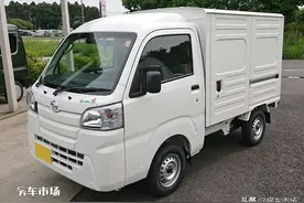 大发微卡厢式货车改房车，布局随意调整，几块木板拼床和卡座图片