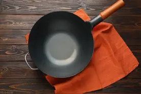 铁锅分“生铁”“熟铁”，“加厚”和“轻薄”差别很大，别瞎买图片