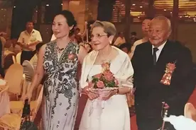 法国83岁奶奶未婚，只因牵挂中国初恋，分开55年后再续前缘嫁给他图片