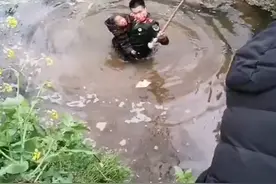 男童跌入泄水渠，返乡探亲的武警战士跳入水中托举救人图片