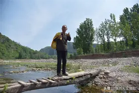 山村大爷为了河对面菜田，坚持修桥便民17年，却称不值一提图片