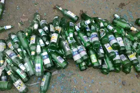 为什么以前1个啤酒瓶能卖5毛钱，现在却没人收？酒瓶咋不值钱了？图片