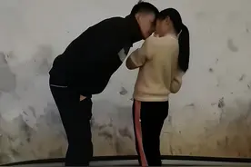 女儿来例假妈妈不在家，爸爸给揉肚子引争议，父爱该被质疑吗？图片