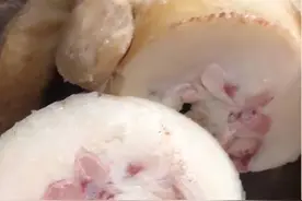 广西女子家的鸡喂米糠养了一年，过年切开竟无肉，剔出近3斤的油图片