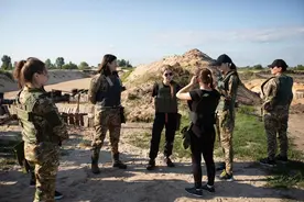 6万乌克兰女兵参战，7个月的孕妇被迫上前线，卫生用品都没有图片