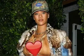 蕾哈娜挺7月孕肚出门，敞开衣服露出光溜肚皮，巨肚撑开单薄内衣图片